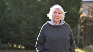 Schauspielerin Jutta Wachowiak in ihrem Garten in Potsdam.