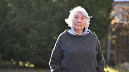 Schauspielerin Jutta Wachowiak in ihrem Garten in Potsdam.