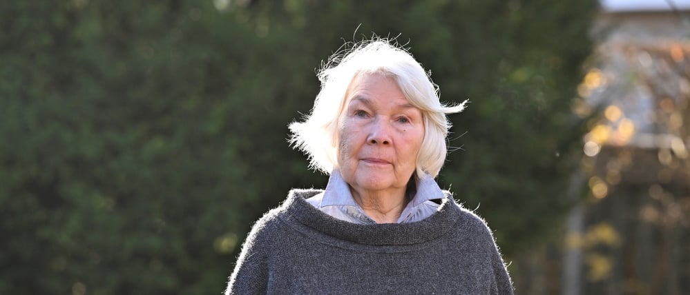 Schauspielerin Jutta Wachowiak in ihrem Garten in Potsdam.