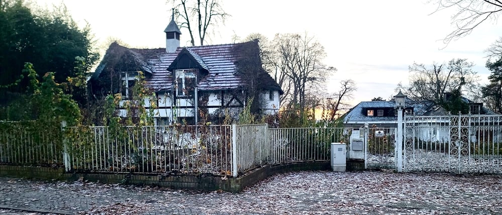 In der Inselstraße 32a auf der Berliner Promi-Insel Schwanenwerder soll neu gebaut werden. Der bisher vorgelegte schlossähnliche Entwurf überzeugte die Lokalpolitik allerdings noch nicht. Berlin Steglitz-Zehlendorf, Wannsee, Havel.