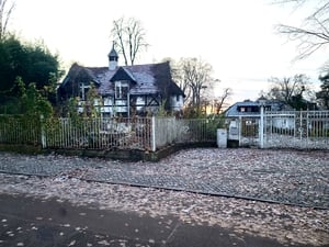 In der Inselstraße 32a auf der Berliner Promi-Insel Schwanenwerder soll neu gebaut werden. Der bisher vorgelegte schlossähnliche Entwurf überzeugte die Lokalpolitik allerdings noch nicht. Berlin Steglitz-Zehlendorf, Wannsee, Havel.