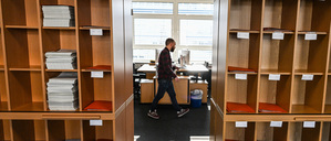 Symbolbild: Finanzbeamte arbeiten in Berlins Internationalen Finanzamt. 