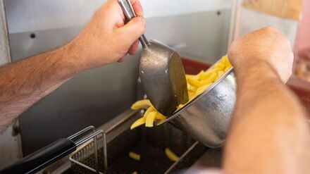 Altes Fett und Öl etwa aus Fritteusen der Gastronomie ist ein begehrtes Diebesgut. (Archivbild)