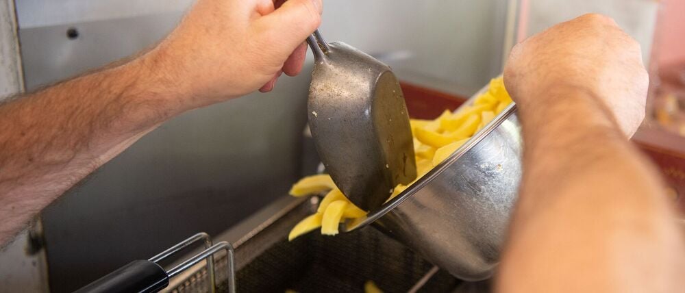 Altes Fett und Öl etwa aus Fritteusen der Gastronomie ist ein begehrtes Diebesgut. (Archivbild)