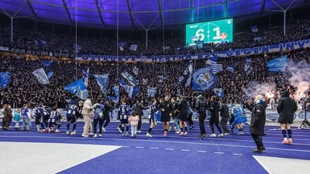 Herthas Spieler und die Fans feiern gemeinsam den Sieg gegen Kaiserslautern. 