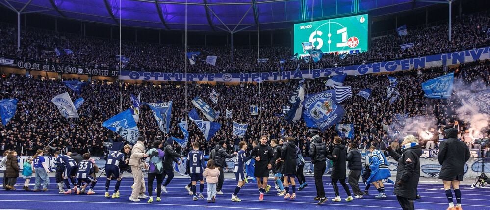 Herthas Spieler und die Fans feiern gemeinsam den Sieg gegen Kaiserslautern. 