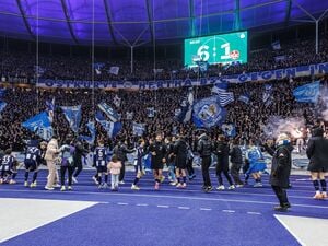 Herthas Spieler und die Fans feiern gemeinsam den Sieg gegen Kaiserslautern.