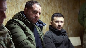 Der ukrainische Präsident Wolodymyr Selenskyj (rechts) und Andrij Jermak bei einem Frontbesuch der 27. Raketenartilleriebrigade in Saporischschja.