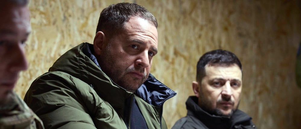 Der ukrainische Präsident Wolodymyr Selenskyj (rechts) und Andrij Jermak bei einem Frontbesuch der 27. Raketenartilleriebrigade in Saporischschja.