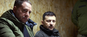 Der ukrainische Präsident Wolodymyr Selenskyj (rechts) und Andrij Jermak bei einem Frontbesuch der 27. Raketenartilleriebrigade in Saporischschja.