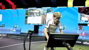 WM-Entscheidung im E-Cycling. Treten mit Blick auf den Monitor.