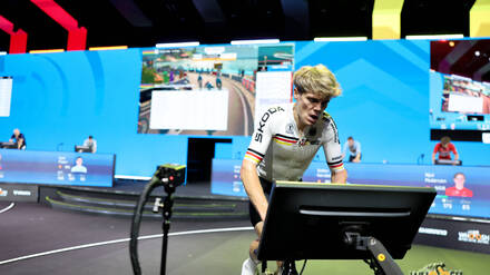 WM-Entscheidung im E-Cycling. Treten mit Blick auf den Monitor.