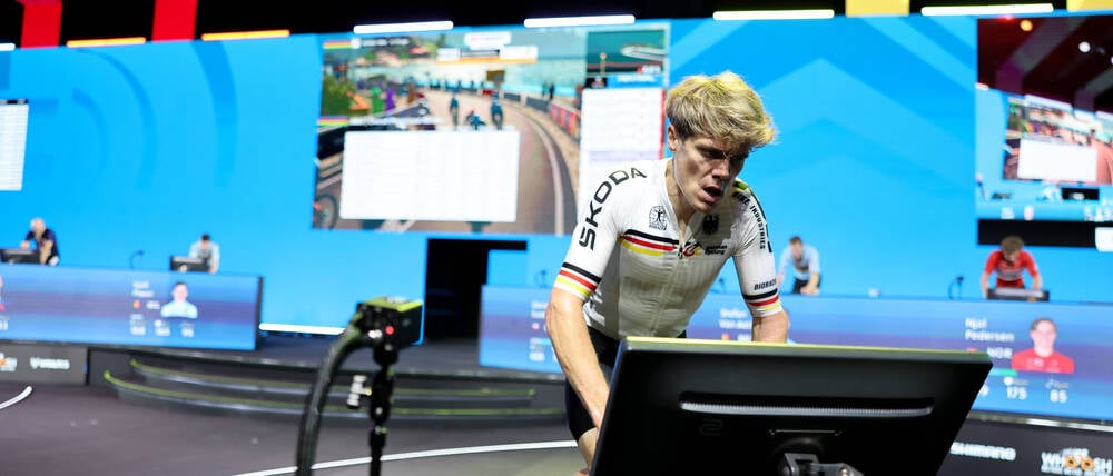 WM-Entscheidung im E-Cycling. Treten mit Blick auf den Monitor.