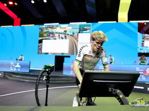 WM-Entscheidung im E-Cycling. Treten mit Blick auf den Monitor.