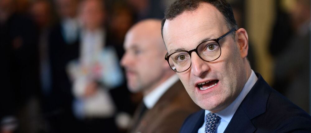 Jens Spahn (r, CDU), Vorsitzender der CDU/CSU-Bundestagsfraktion, und Alexander Hoffmann (CSU), Vorsitzender der CSU-Landesgruppe in der Unionsfraktion, äußern sich vor der Sitzung der CDU/CSU-Bundestagsfraktion im Deutschen Bundestag. 