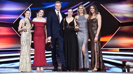 Im vergangenen Jahr gewannen die Sportgymnastin Darja Varfolomeev (l), der Ruderer Oliver Zeidler (3.v.l) und die 3x3-Basketballerinnen die Wahl zum „Sportler des Jahres“. (Archivbild)