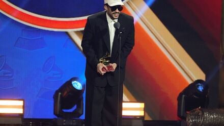 Bad Bunny nimmt den Preis für das beste Urban Music Album während der 2025 Latin Grammys entgegen. (Archivbild)