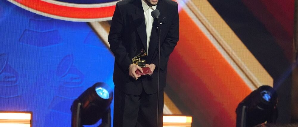 Bad Bunny nimmt den Preis für das beste Urban Music Album während der 2025 Latin Grammys entgegen. (Archivbild)