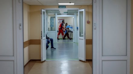 Rettungskräfte bringen am 14. Mai 2025 einen Patienten in das Mechnikow‑Krankenhaus in Dnipro. 