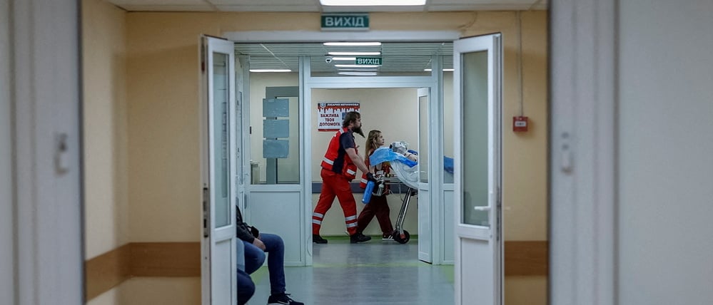 Rettungskräfte bringen am 14. Mai 2025 einen Patienten in das Mechnikow‑Krankenhaus in Dnipro. 