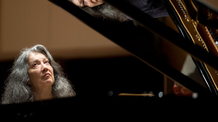 Die argentinische Pianistin Martha Argerich verfolgt 2013 eine Probe in der Philharmonie in Berlin.