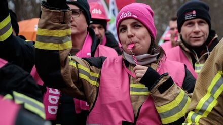 Proteste zum Verhandlungsauftakt.