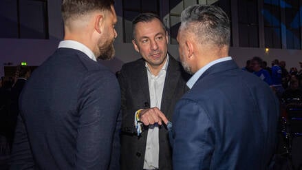 Herthas Finanzgeschäftsführer Ralf Huschen (Mitte) verfolgt einen strikten Kurs der Konsolidierung. 