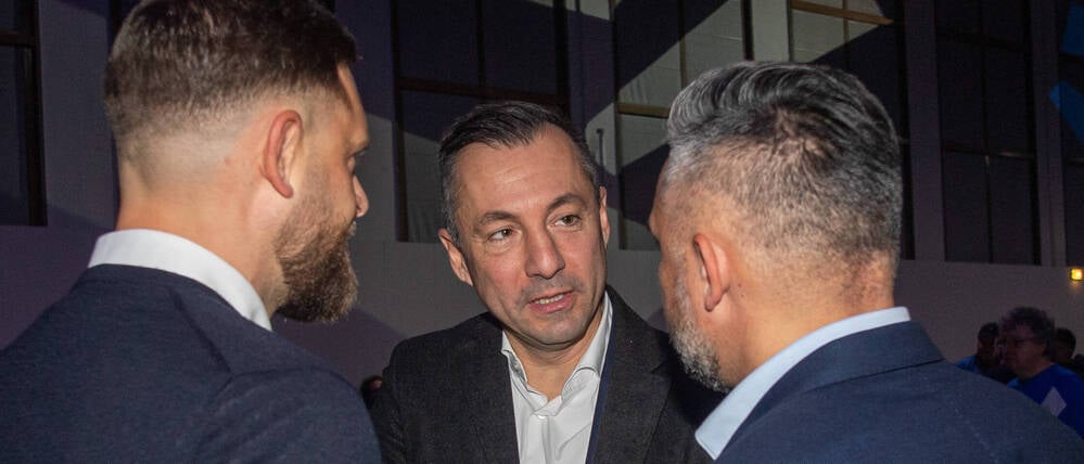 Herthas Finanzgeschäftsführer Ralf Huschen (Mitte) verfolgt einen strikten Kurs der Konsolidierung.