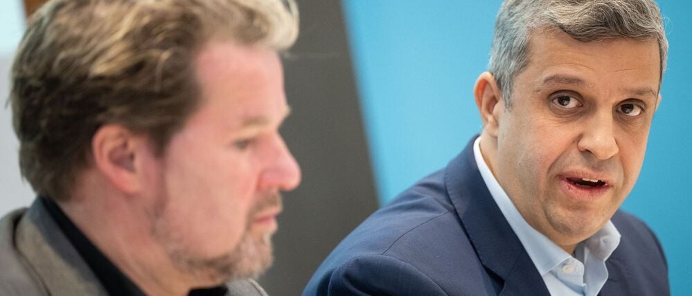 Raed Saleh (r), Vorsitzender der SPD-Fraktion im Abgeordnetenhaus von Berlin, spricht während eines Pressegesprächs neben Dirk Stettner, Vorsitzender der CDU-Fraktion im Abgeordnetenhaus von Berlin. 