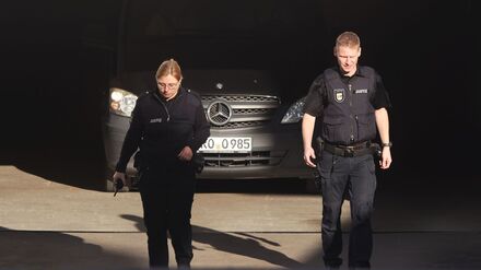 Ein Fahrzeug verlässt die Tiefgarage des Amtsgerichts Rostock. Gegen eine tatverdächtige weibliche Person ist im Mordfall Fabian Haftbefehl erlassen worden.