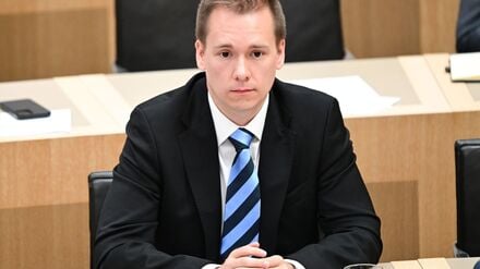 Daniel Lindenschmid, Abgeordneter der AfD im Landtag von Baden-Württemberg, spricht bei einer Landtagsdebatte im Plenarsaal.