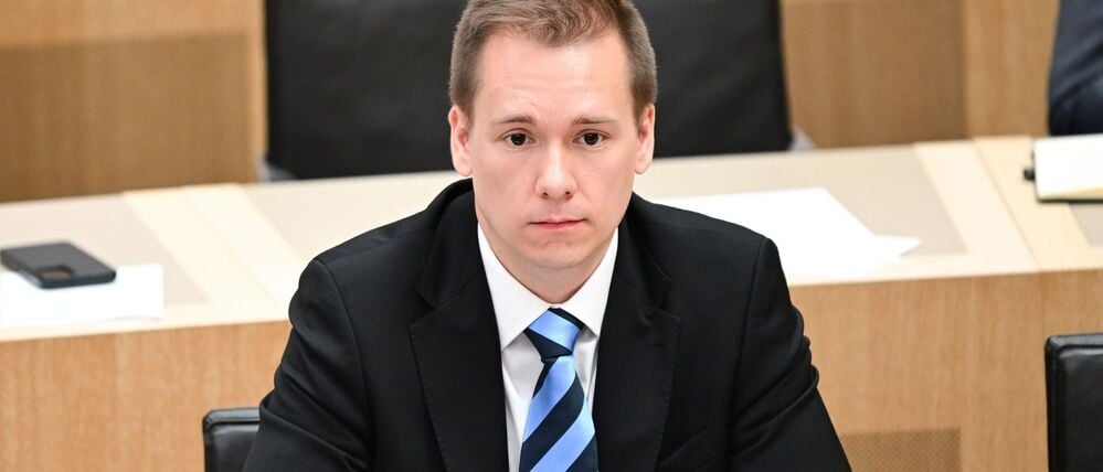 Daniel Lindenschmid, Abgeordneter der AfD im Landtag von Baden-Württemberg, spricht bei einer Landtagsdebatte im Plenarsaal.