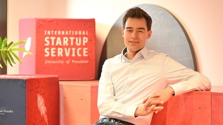 Benedict Bender vom Potsdamer Startup Sectorlens will kleinen Unternehmen mit KI unter die Arme greifen.