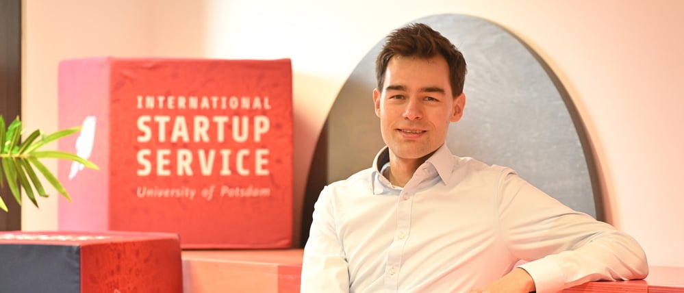 Benedict Bender vom Potsdamer Startup Sectorlens will kleinen Unternehmen mit KI unter die Arme greifen.