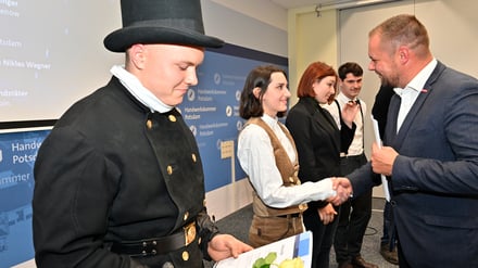 Deutsche Meisterschaft im Handwerk, HWK-Präsident Robert Wüst (r.) übergibt Auszeichnungen