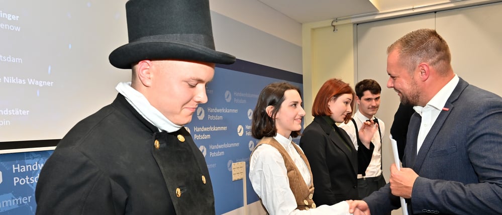 Deutsche Meisterschaft im Handwerk, HWK-Präsident Robert Wüst (r.) übergibt Auszeichnungen