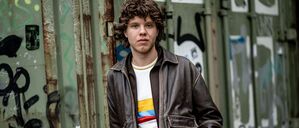 Zartmann, Musiker, steht im Hinterhof des Astra Kulturhaus.