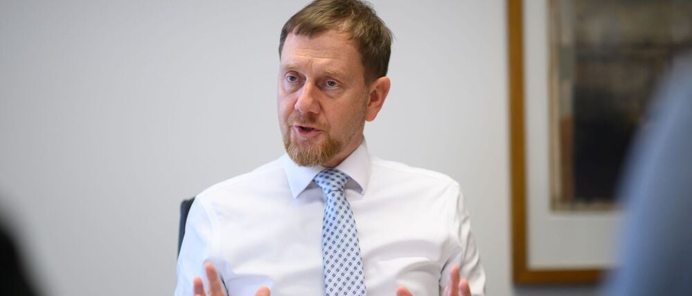03.12.2025, Sachsen, Dresden: Michael Kretschmer (CDU), Ministerpräsident von Sachsen, gestikuliert während eines Interviews mit der DPA Deutsche Presse-Agentur in seinem Büro im Sächsischen Landtag. Foto: Robert Michael/dpa +++ dpa-Bildfunk +++