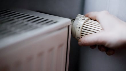 Besser mal runterdrehen - Heizen kann teuer sein. (Symbolbild)