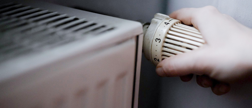 Besser mal runterdrehen - Heizen kann teuer sein. (Symbolbild)