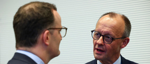 Kann sich der Kanzler auf Jens Spahn (l.) verlassen?