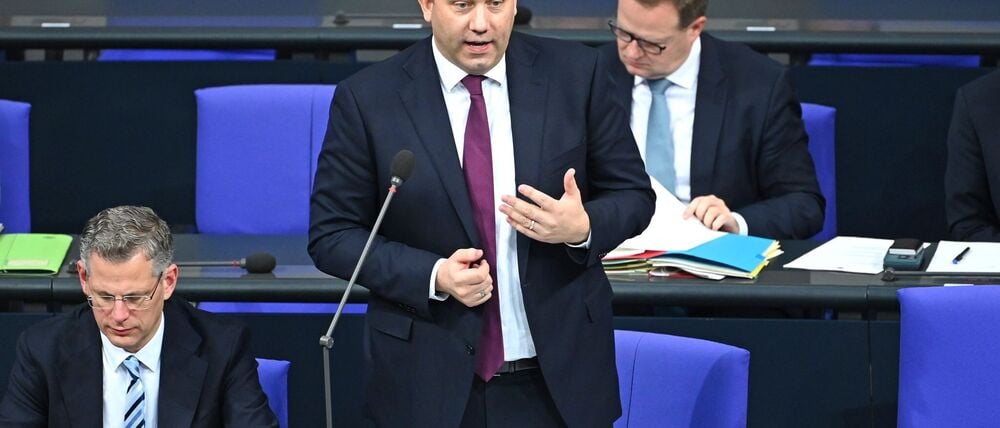 Bundesfinanzminister Lars Klingbeil (SPD) hat die Senkung der Stromsteuer für alle noch nicht komplett abgehakt.