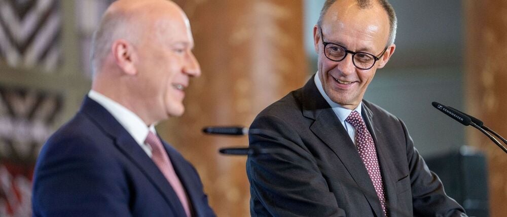 Bundeskanzler Friedrich Merz (CDU, r) neben Berlins Regierenden Bürgermeister Kai Wegner (CDU) beim Antrittsbesuch.