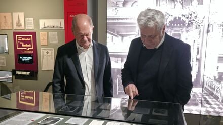 Bundeskanzler a.D. und Bundestagsmitglied Olaf Scholz (SPD) und der Kurator der Ausstellung „Glaube, Macht und Militär“ Dr. Jürgen Reiche (r.) in der Garnisonkirche Potsdam