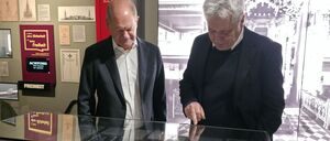 Bundeskanzler a.D. und Bundestagsmitglied Olaf Scholz (SPD) und der Kurator der Ausstellung „Glaube, Macht und Militär“ Dr. Jürgen Reiche (r.) in der Garnisonkirche Potsdam