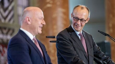Berlins Regierender Bürgermeister Kai Wegner (l.) empfing am Mittwoch Bundeskanzler Friedrich Merz (beide CDU) im Roten Rathaus.