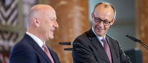 Berlins Regierender Bürgermeister Kai Wegner (l.) empfing am Mittwoch Bundeskanzler Friedrich Merz (beide CDU) im Roten Rathaus.