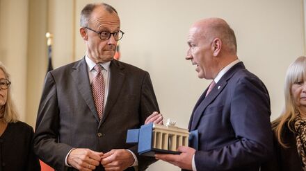 Die Nachbildung des Brandenburger Tors soll bei Kanzler Merz einen Ehrenplatz bekommen, so kündigte er es beim Besuch im Roten Rathaus an.