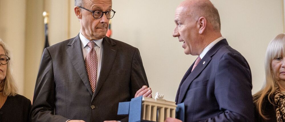 Die Nachbildung des Brandenburger Tors soll bei Kanzler Merz einen Ehrenplatz bekommen, so kündigte er es beim Besuch im Roten Rathaus an.