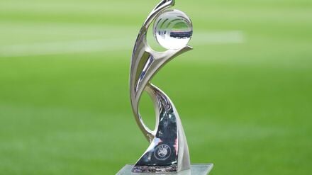 Die Trophäe für die Fußball-EM der Frauen.